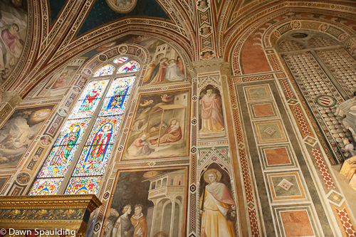 Windows, frescoes and sculptures adorn the chapels