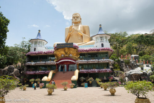 Sri-Lanka-Golden-Temple-2